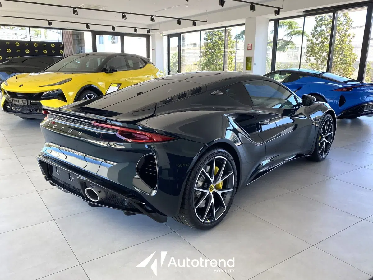 Lotus Emira usata a Bari (2)