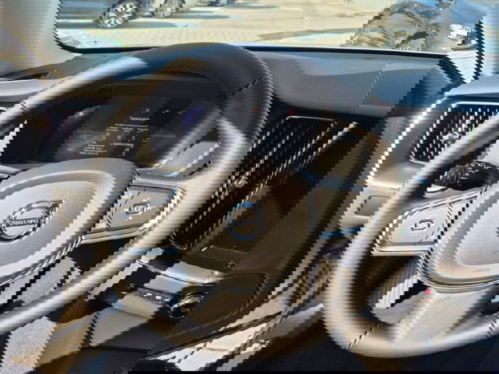 Volvo XC60 nuova a Como (10)