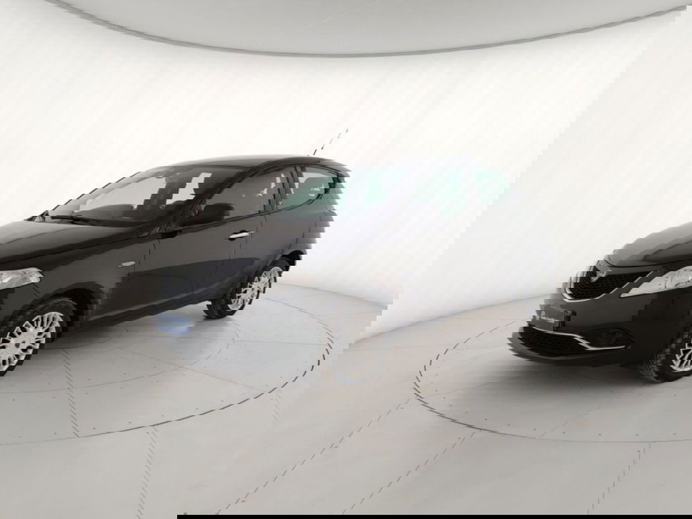 Lancia Ypsilon usata a Massa-Carrara