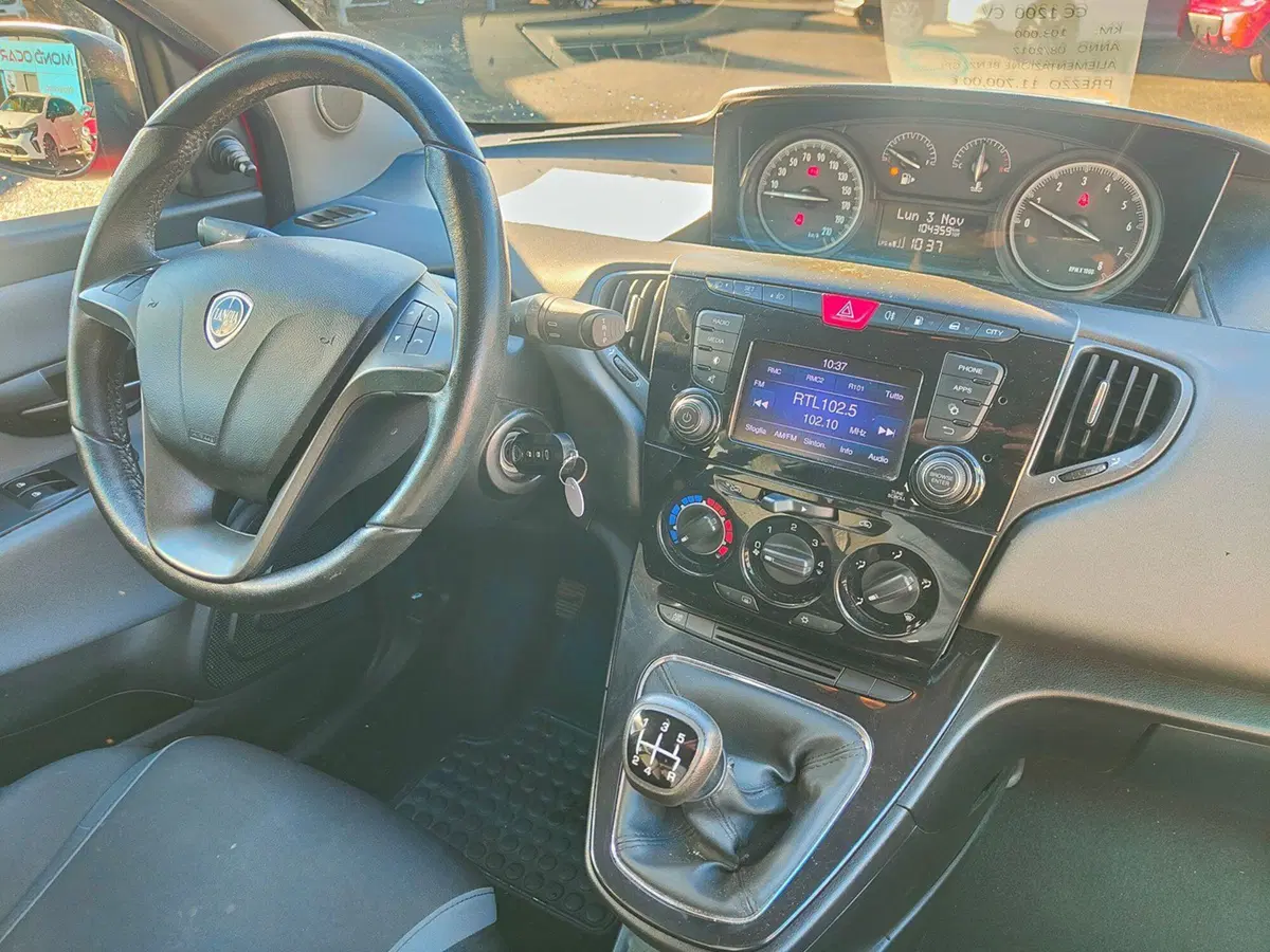 Lancia Ypsilon usata a Torino (19)