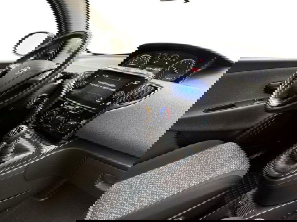 Lancia Ypsilon usata a Ancona (15)
