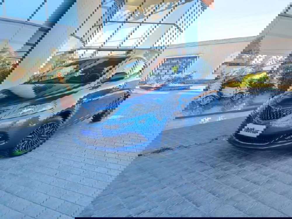 Lancia Ypsilon usata a Pisa