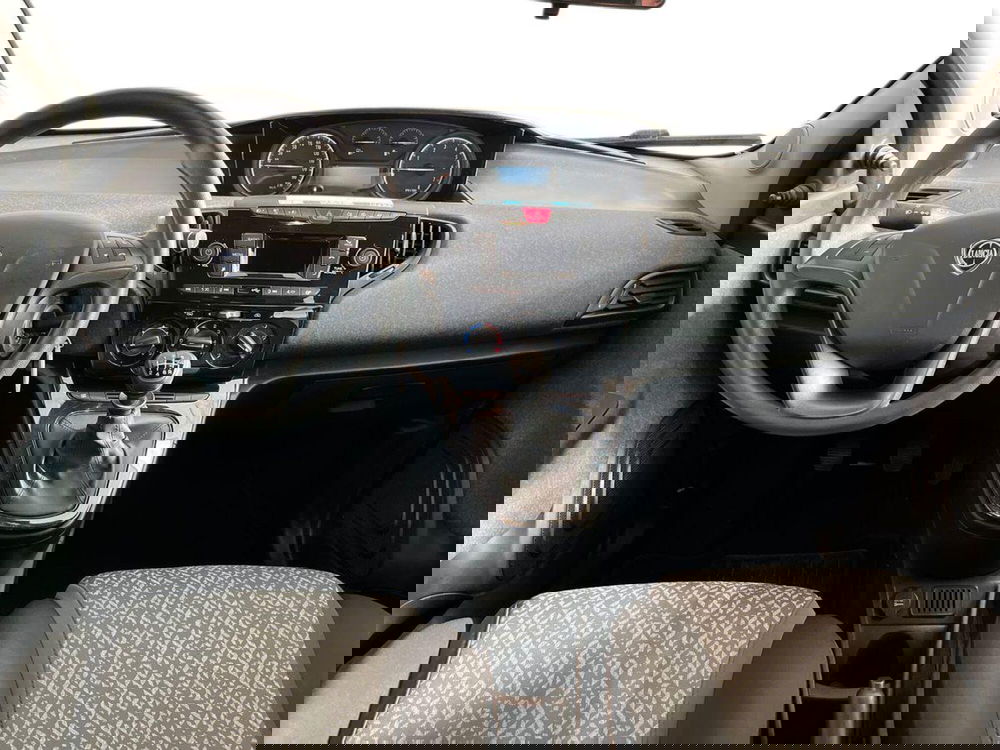 Lancia Ypsilon usata a Bari (15)