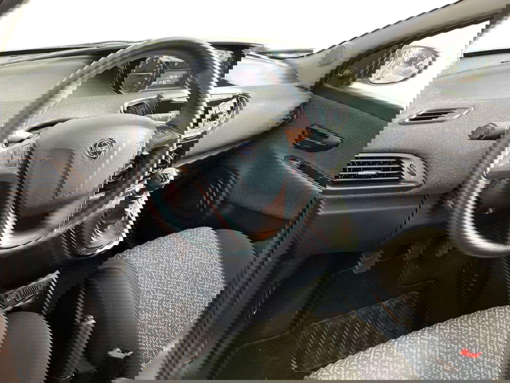 Lancia Ypsilon usata a Bari (20)