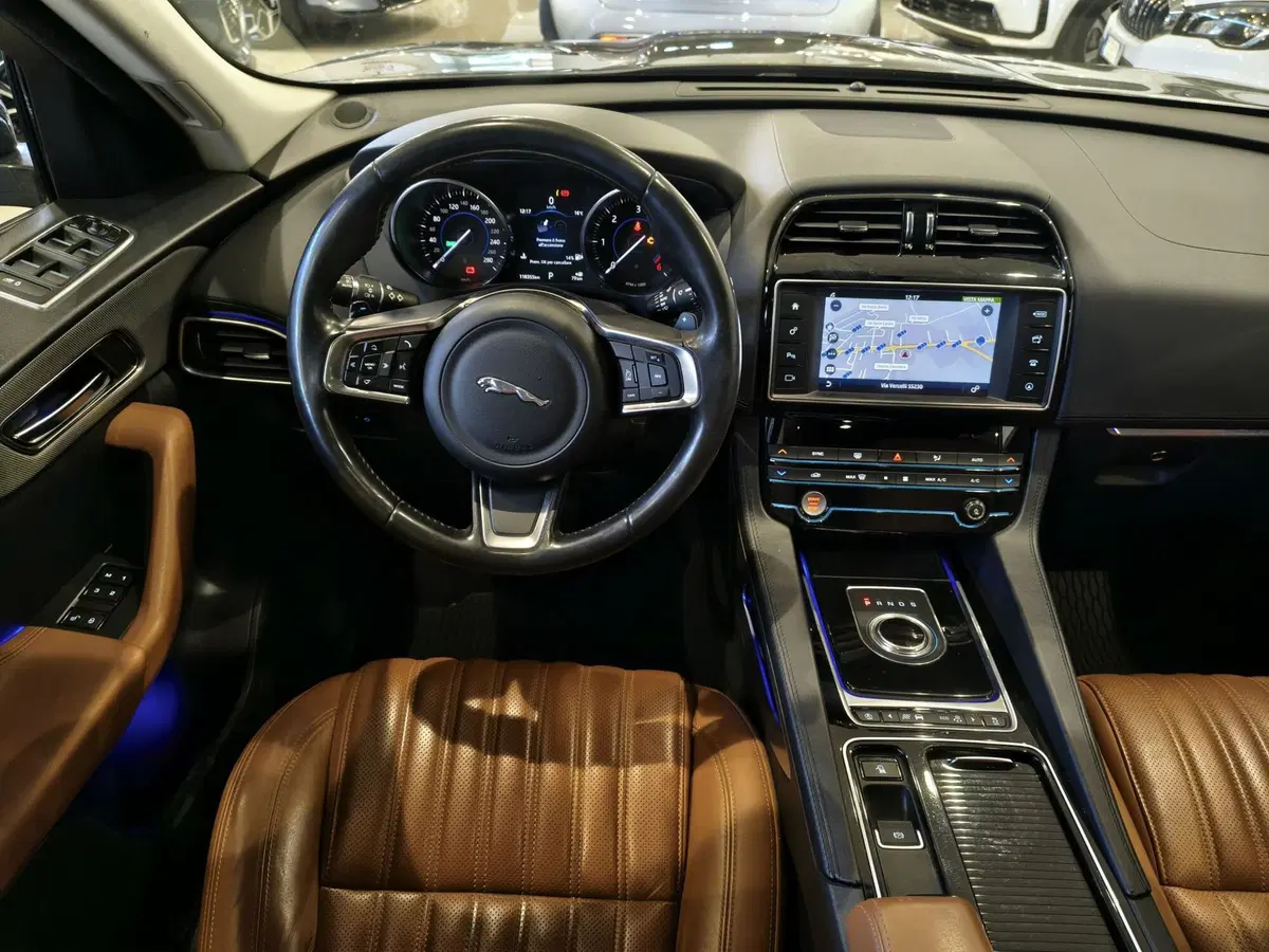 Jaguar F-Pace usata a Vercelli (10)