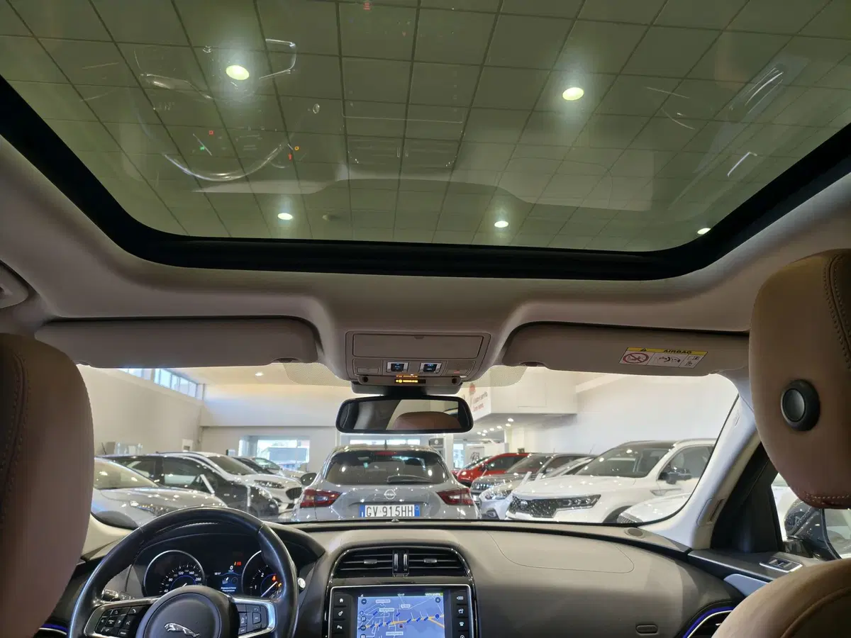 Jaguar F-Pace usata a Vercelli (13)