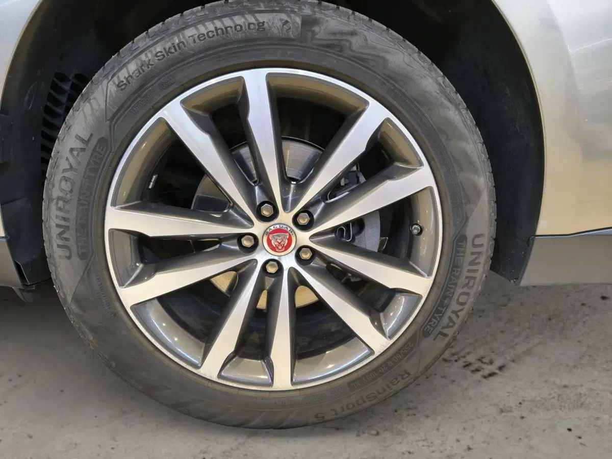 Jaguar F-Pace usata a Vercelli (8)