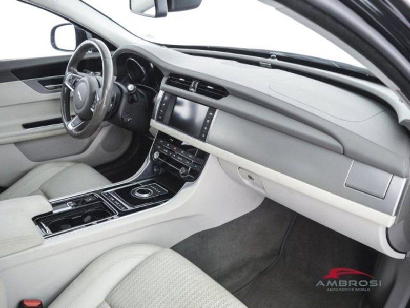 Jaguar XF usata a Perugia (12)