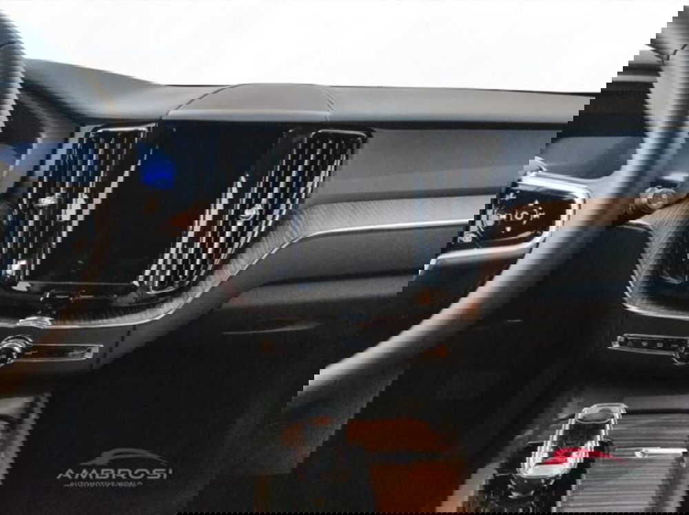 Volvo XC60 nuova a Perugia (11)