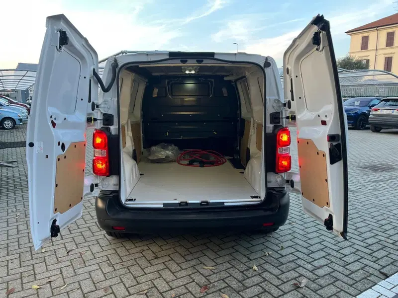 Peugeot e-Expert Furgone nuova a Milano (10)