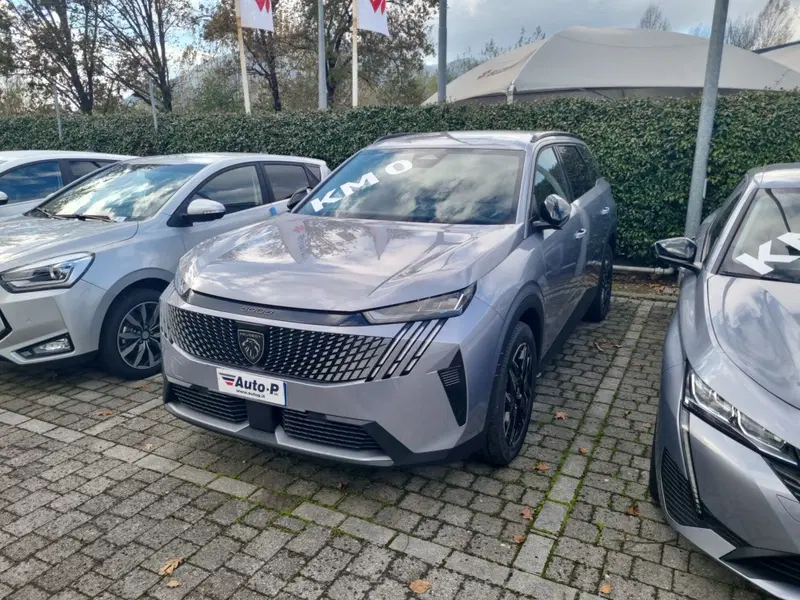 Peugeot 5008 nuova a Lucca