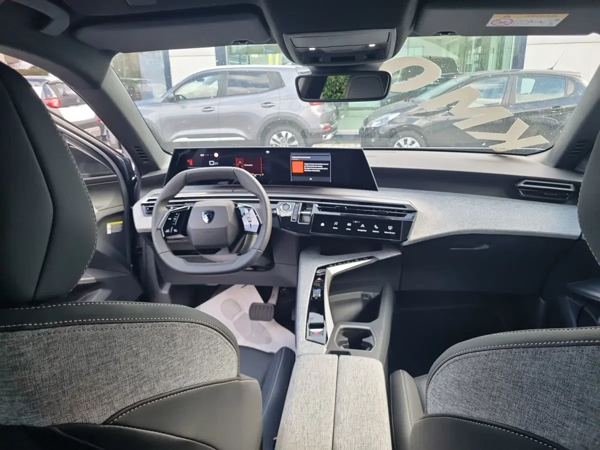 Peugeot 5008 nuova a Lucca (12)
