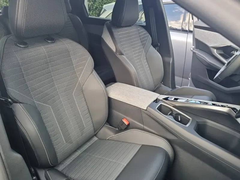 Peugeot 5008 nuova a Lucca (13)