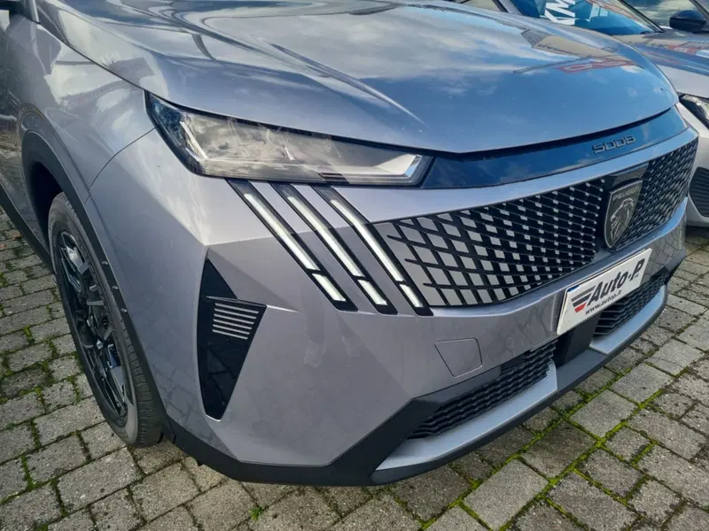 Peugeot 5008 nuova a Lucca (16)