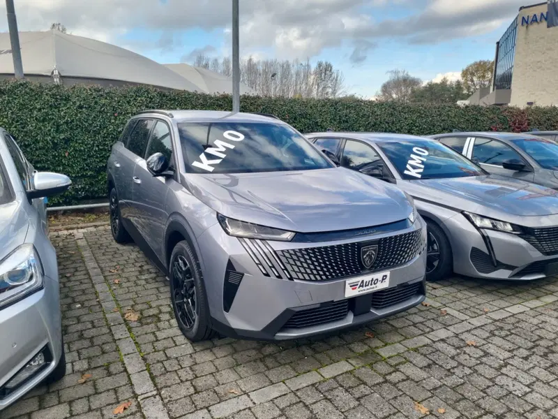Peugeot 5008 nuova a Lucca (2)