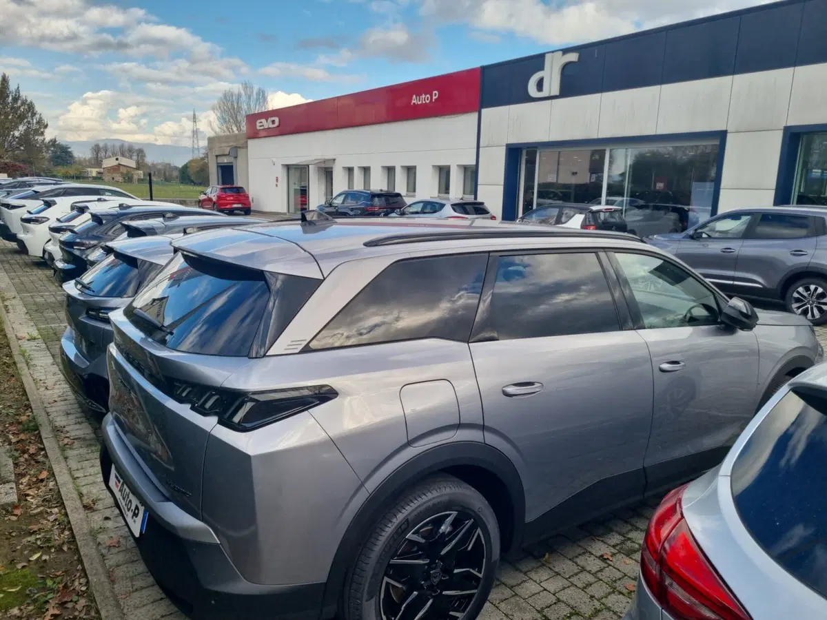 Peugeot 5008 nuova a Lucca (3)