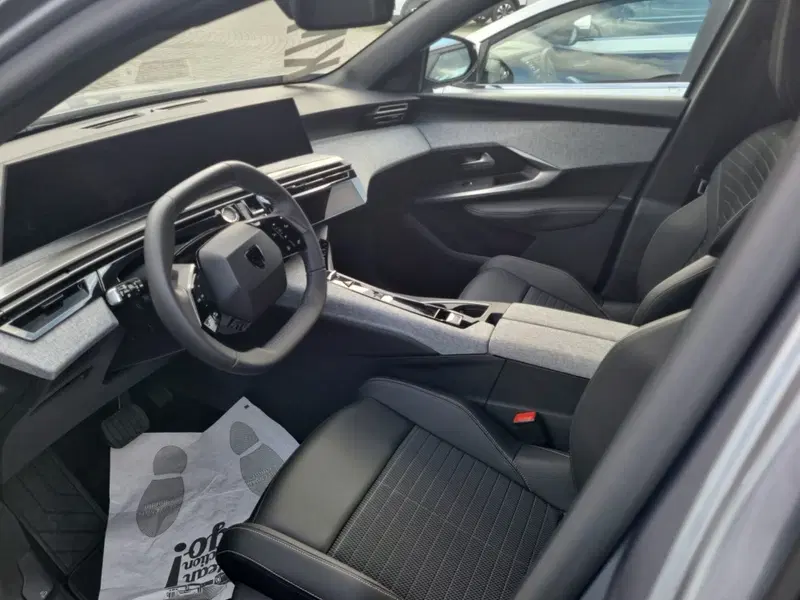 Peugeot 5008 nuova a Lucca (4)