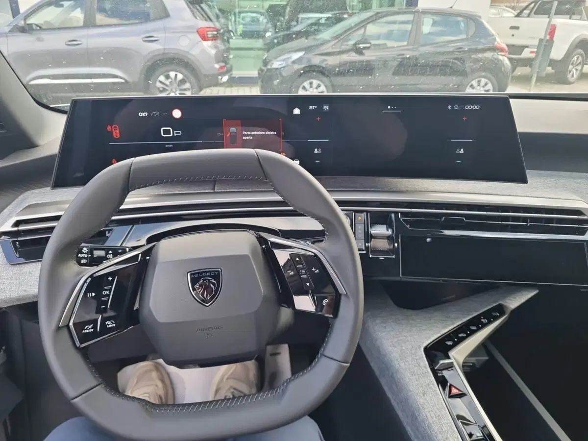 Peugeot 5008 nuova a Lucca (6)