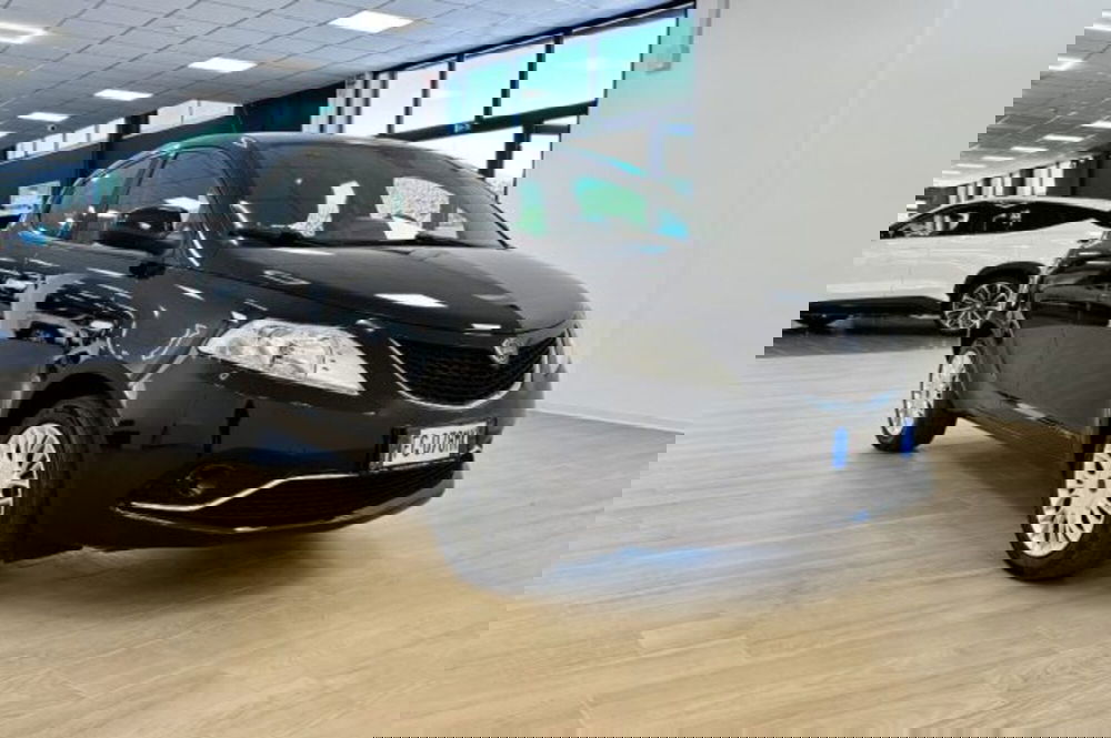 Lancia Ypsilon usata a Latina