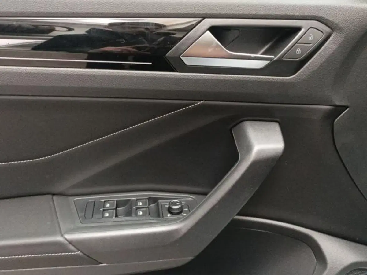 Volkswagen T-Roc Cabrio nuova a Milano (14)