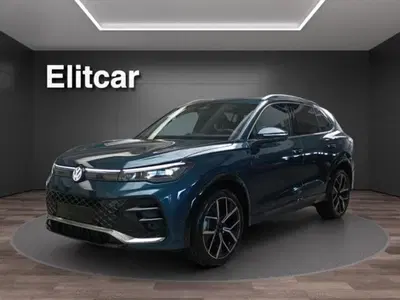 Volkswagen Tiguan 1.5 etsi R-Line 150cv dsg nuova a Magenta