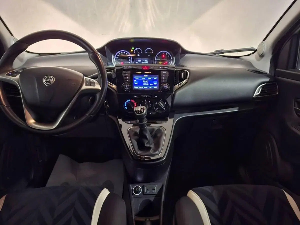 Lancia Ypsilon usata a Torino (10)