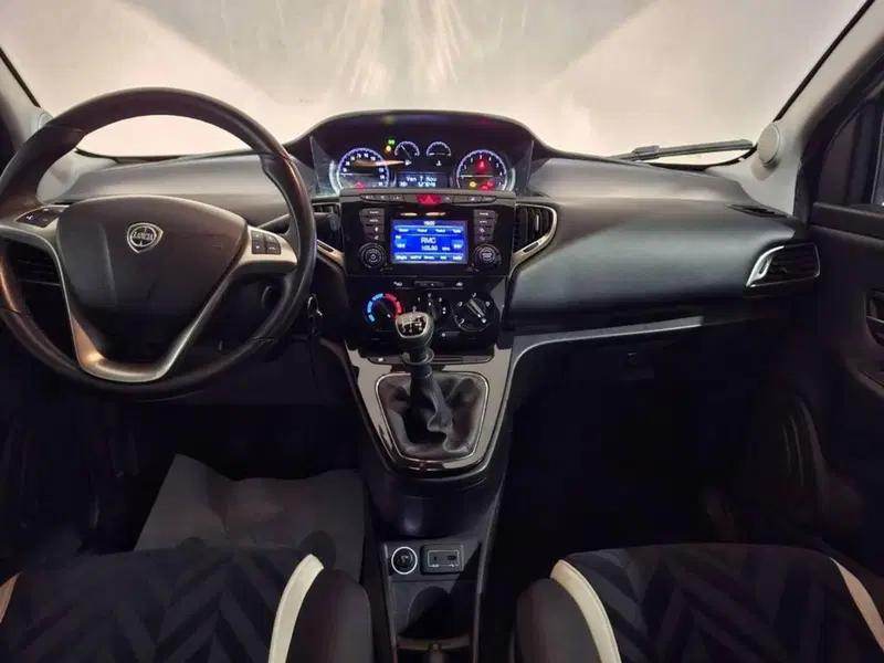 Lancia Ypsilon usata a Torino (10)