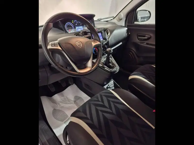 Lancia Ypsilon usata a Torino (11)