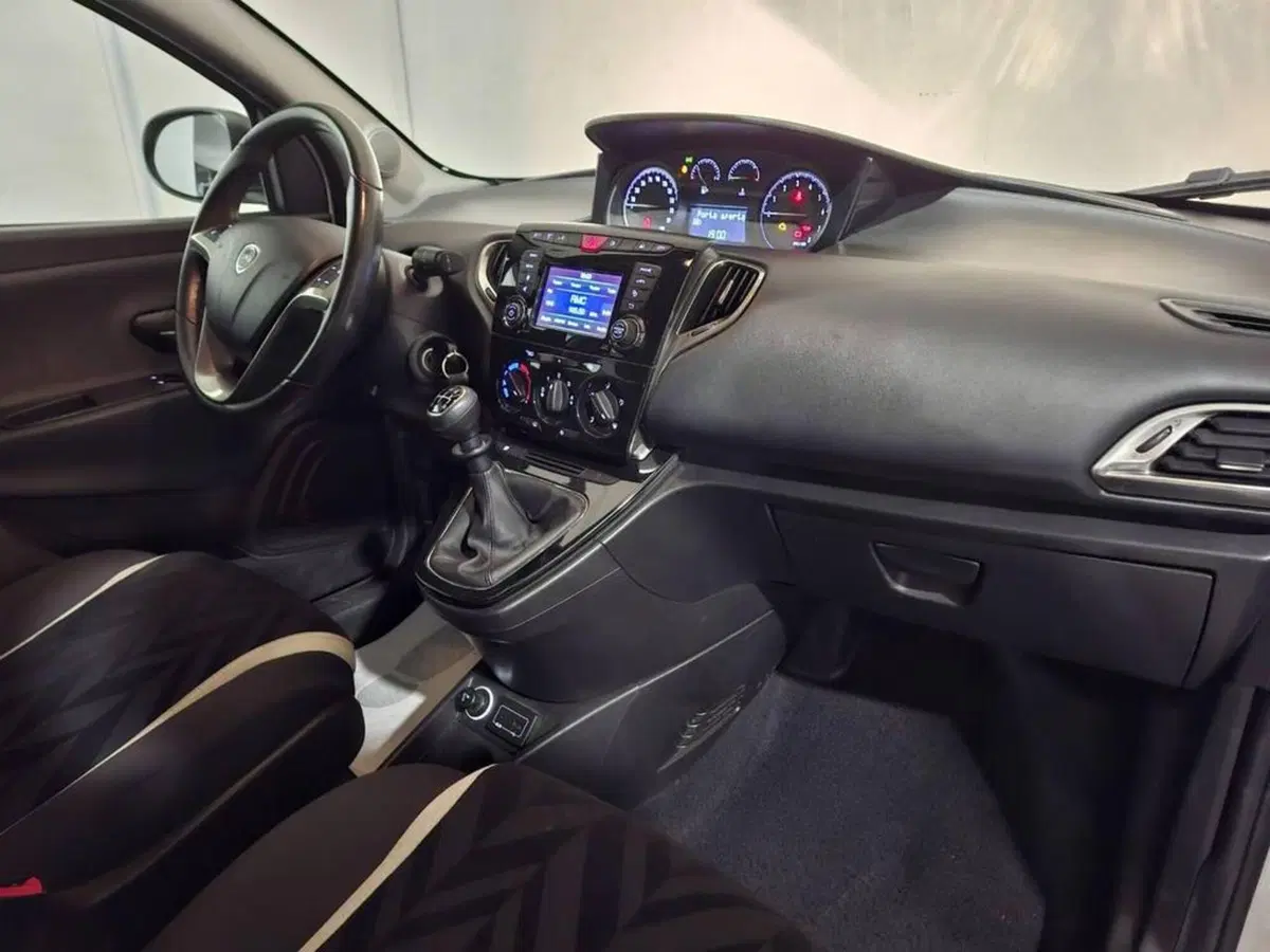 Lancia Ypsilon usata a Torino (12)
