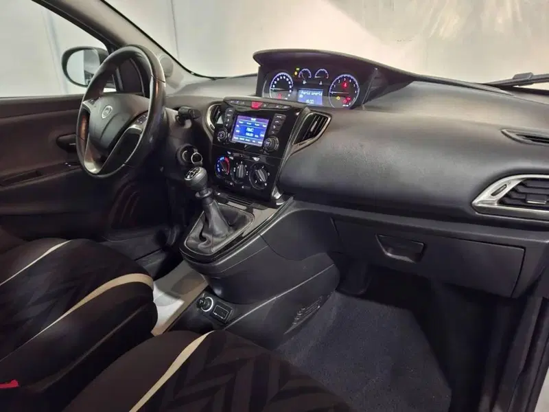 Lancia Ypsilon usata a Torino (12)