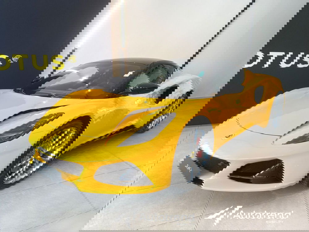 Lotus Emira usata a Bari