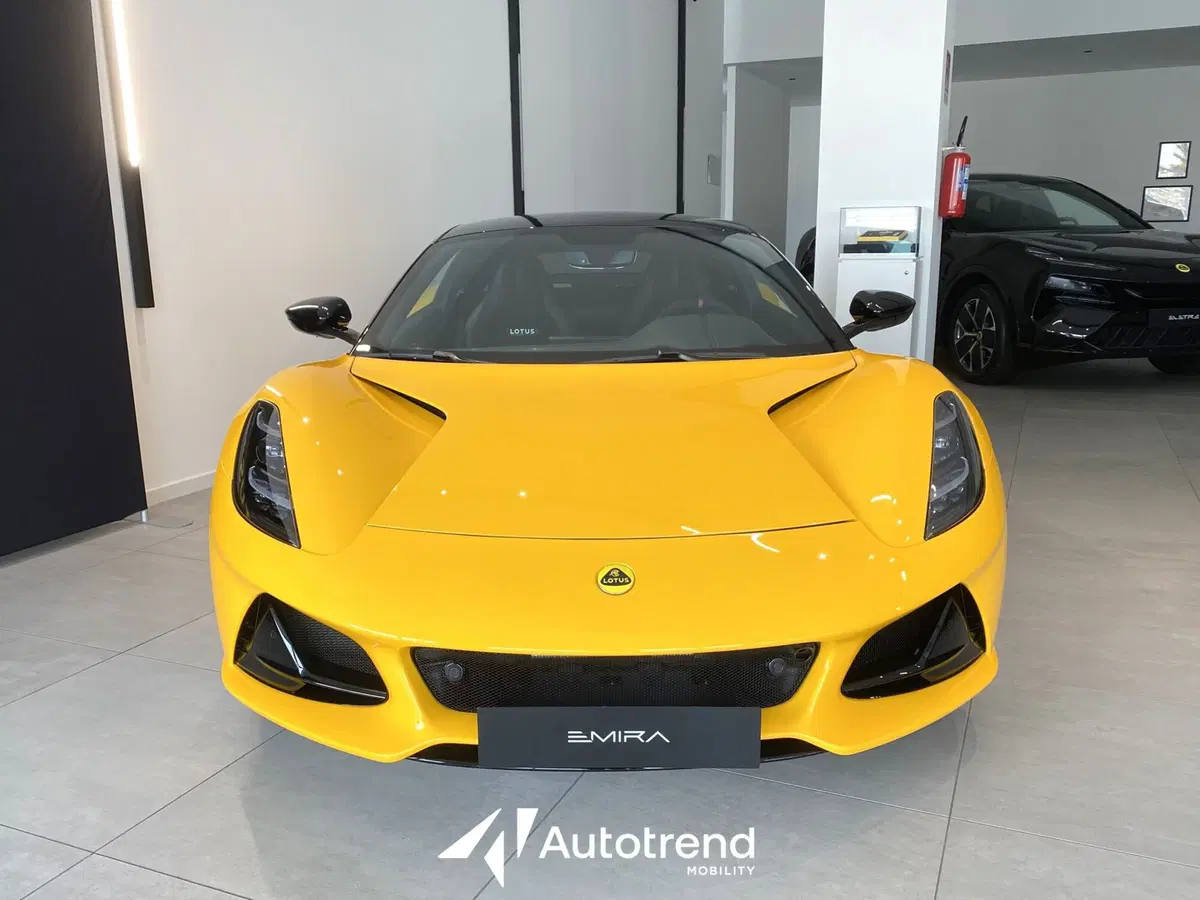 Lotus Emira usata a Bari (2)