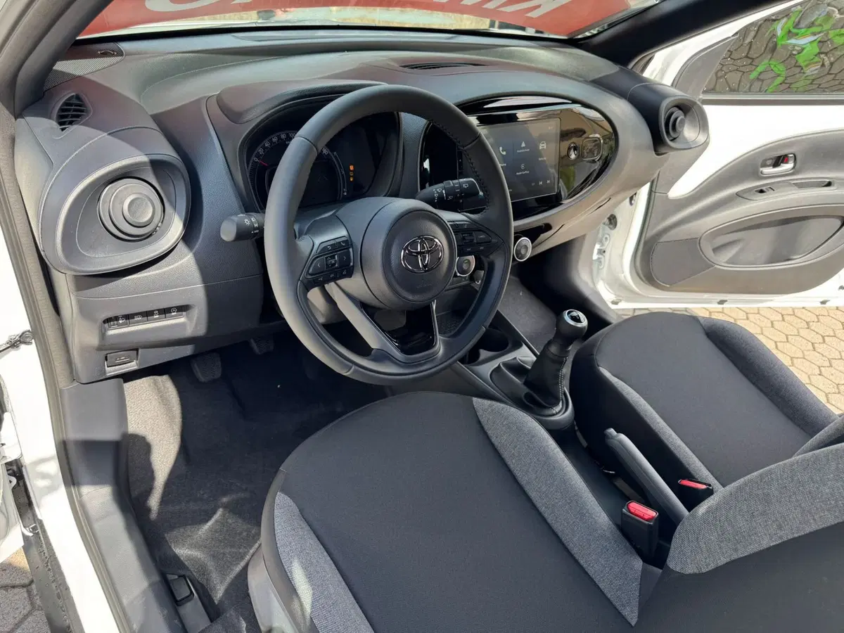 Toyota Aygo X nuova a Como (10)