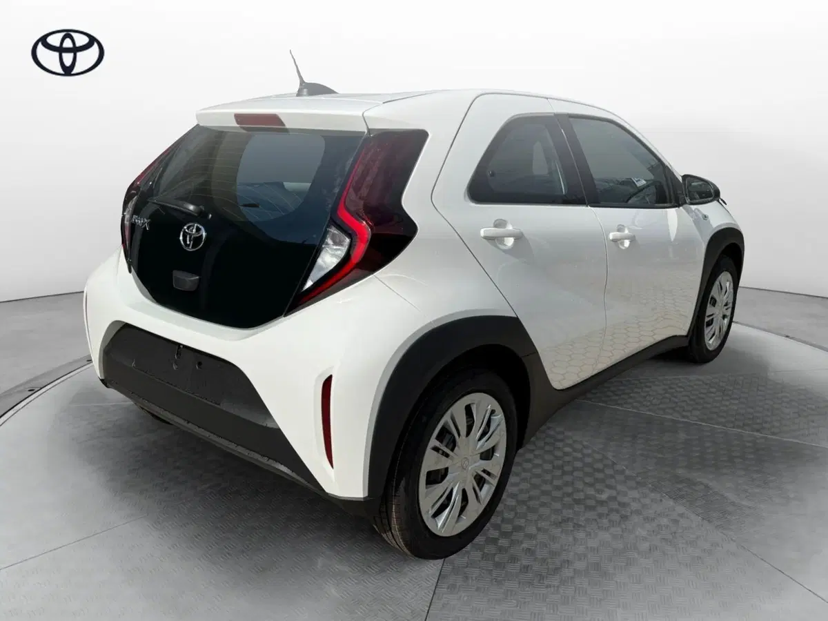 Toyota Aygo X nuova a Como (13)
