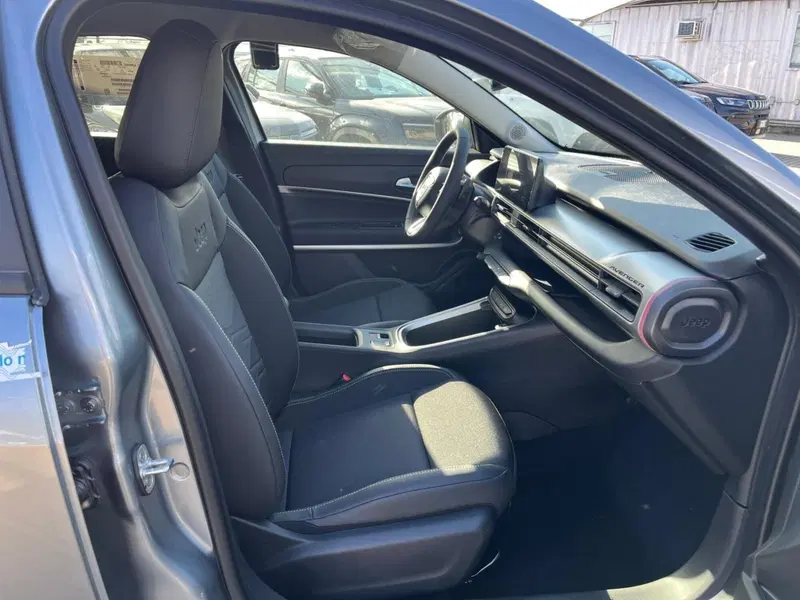 Jeep Avenger nuova a Milano (12)