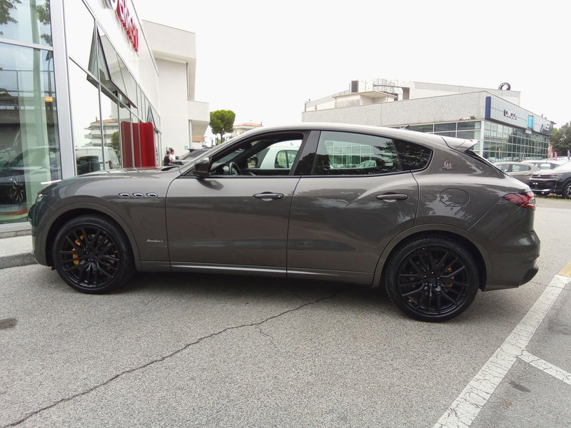 Maserati Levante usata a Rimini (12)