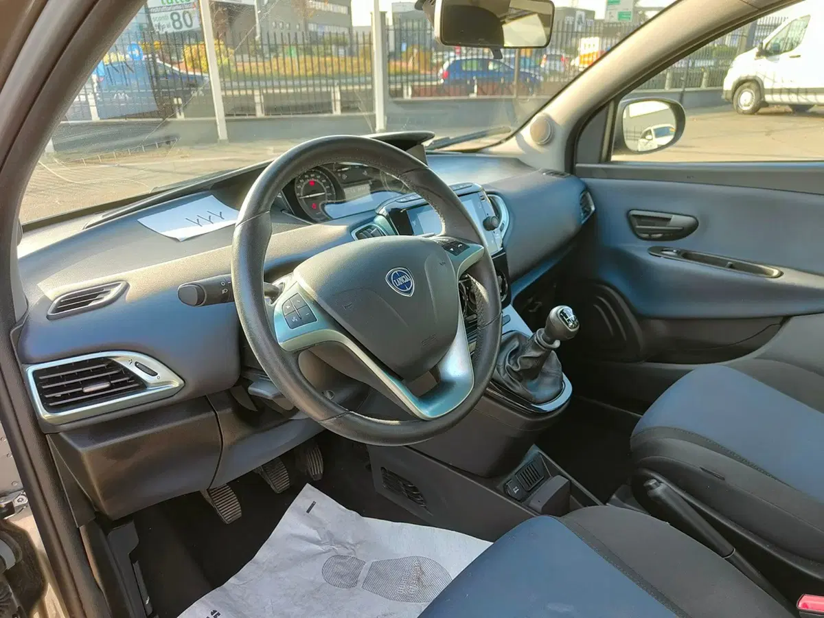 Lancia Ypsilon usata a Torino (14)