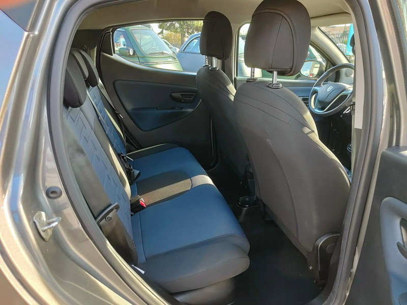 Lancia Ypsilon usata a Torino (18)