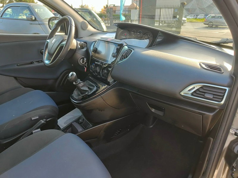 Lancia Ypsilon usata a Torino (19)