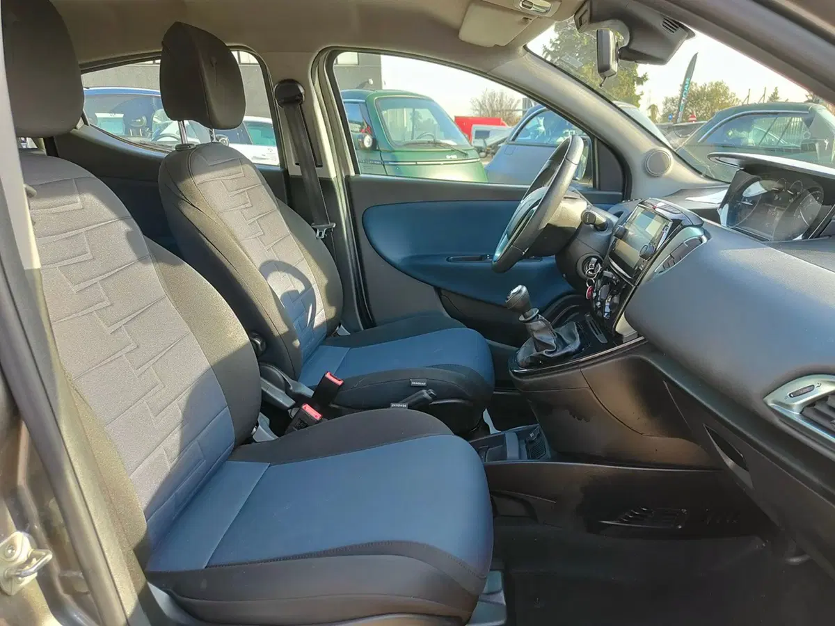 Lancia Ypsilon usata a Torino (20)