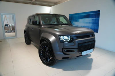Land Rover Defender 110 4.4 V8 mhev Octa Black awd 635cv auto del 2025 usata a Venezia