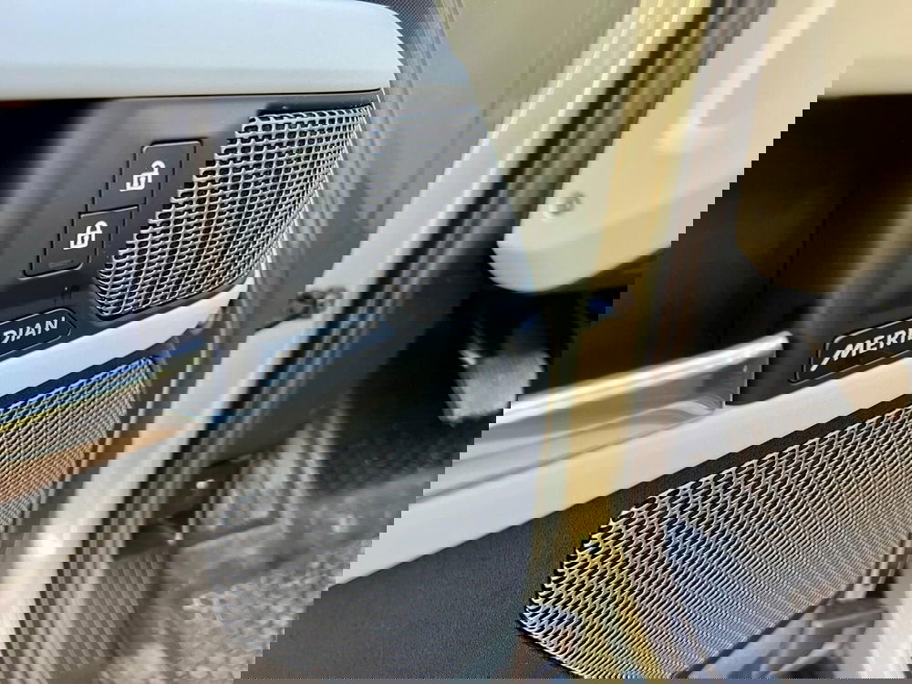 Land Rover Defender usata a Bari (11)