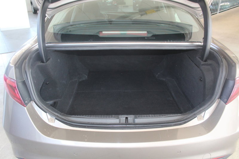 Alfa Romeo Giulia usata a Terni (10)