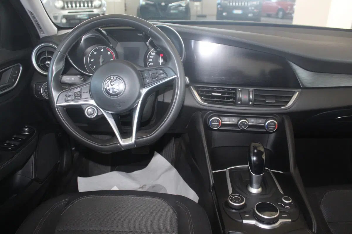 Alfa Romeo Giulia usata a Terni (12)