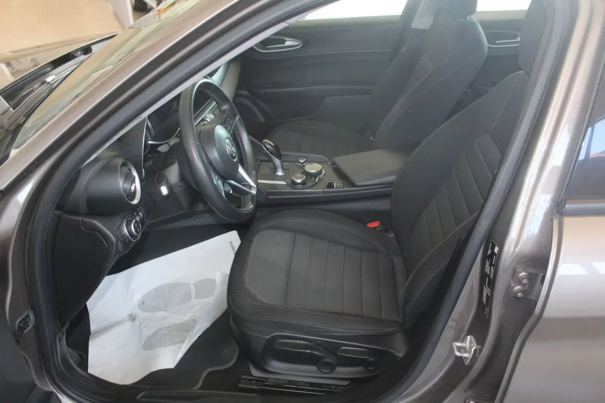 Alfa Romeo Giulia usata a Terni (7)