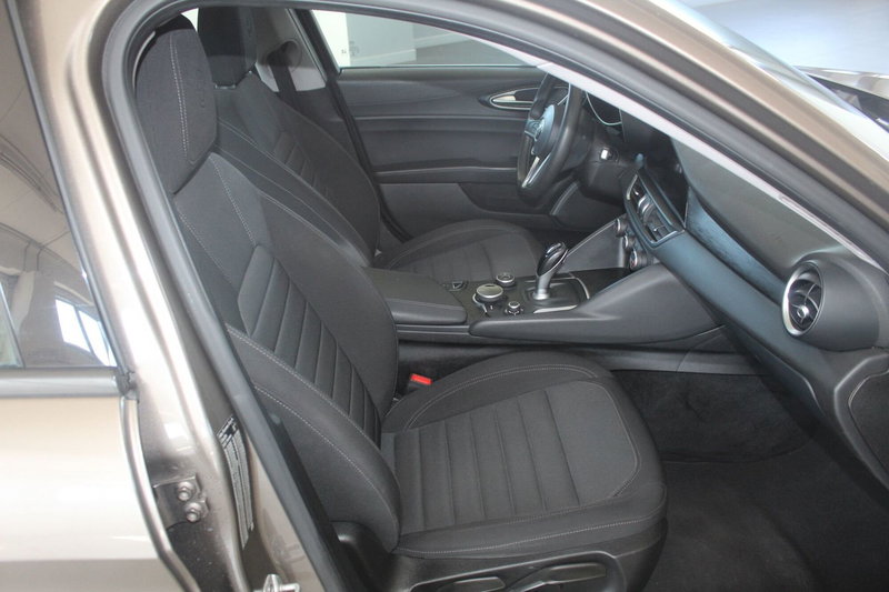 Alfa Romeo Giulia usata a Terni (8)