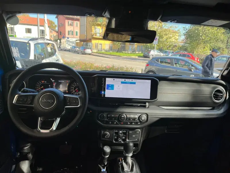 Jeep Wrangler Unlimited nuova a Milano (17)