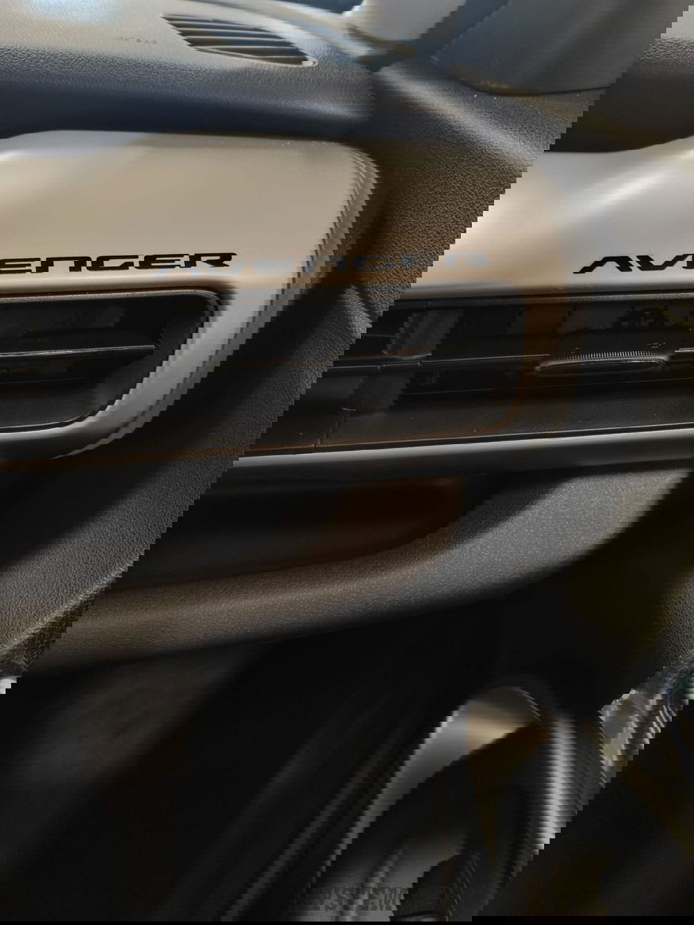 Jeep Avenger nuova a Varese (15)