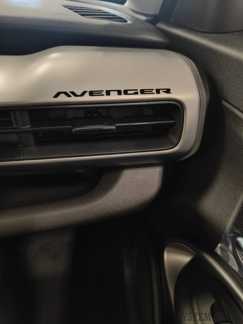 Jeep Avenger nuova a Varese (15)