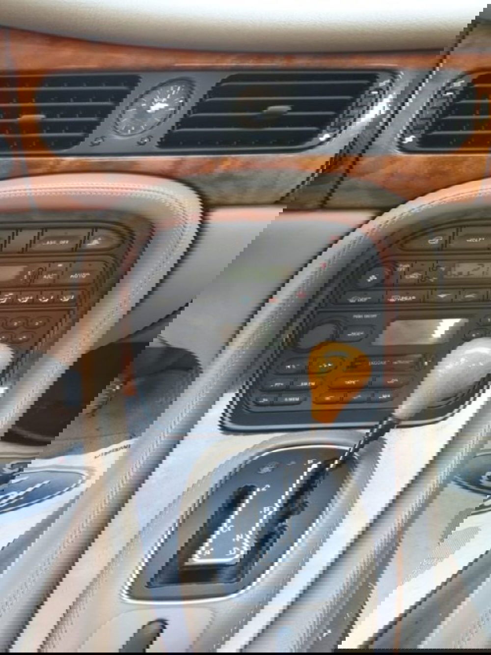 Jaguar XJ usata a Pesaro-Urbino (13)